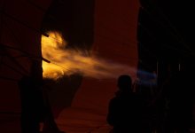 Пять автомобилей эвакуировали из горящего бокса в ВКО