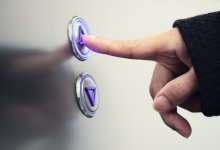 Двоих детей вызволили спасатели при помощи лома из лифта в Астане (ВИДЕО)