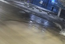 Мужчина, увидев свое отражение, разбил стекло в Костанае (ВИДЕО)