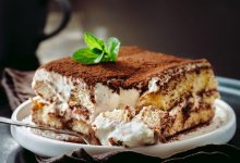 Десерт вместе с ложкой съел мужчина