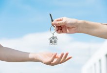 Человек в маске подарил квартиру матери-одиночке троих детей (ВИДЕО)