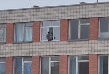 Курящий на окне школы человек в Степногорске попал на видео