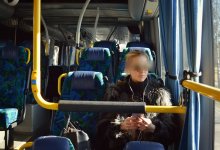 В автобусе мужчина плюнул в лицо девушки (ВИДЕО)