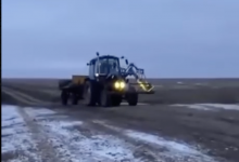 Жители села в ЗКО устали ждать помощи властей и сами ремонтируют дороги