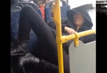 Залез ногами на сиденье: очередной хулиган в автобусе Алматы (ВИДЕО)