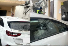 Автомобиль протаранил дверь жилого дома, заблокировав выход жителям