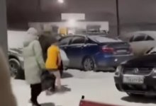 Видео с полуголым мальчиком на морозе обсуждают в Казнете