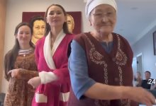 Динара Сатжан станцевала тренд с мамой