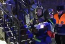 С младенцем на руках: спасатели вывели 42 человека из дома в Алматы