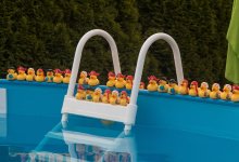 Баян Алагузова показала, как плавает ее новорожденная дочь