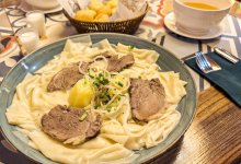 Семья из Лос-Анджелеса приготовила бешбармак для казашки