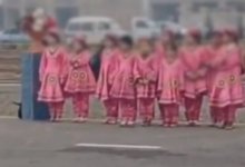 Детей заставили стоять в платьях на морозе