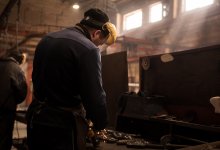 Рабочий получил перелом предплечья, пытаясь закрыть кран