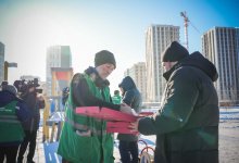 Члены партии AMANAT угостили сотрудников коммунальных служб горячим чаем и баурсаками