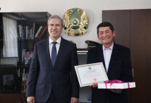 Водителя автобуса наградили благодаря вирусному видео в Алматы