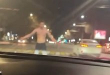 Пьяным бросался на автомобили: полураздетого мужчину осудили в Алматы