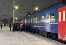 Более 500 застрявших в буран казахстанцев эвакуируют поездами