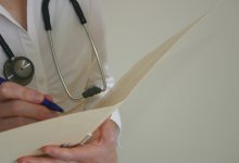 Родителей мальчика с ампутированными пальцами осудили за нападение на врачей в Кокшетау