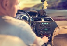 Пенсионер домогался студентки в машине