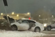 Автомобиль при ДТП отбросило на пешеходный светофор в Астане