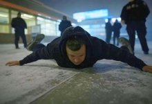 Мужчина "прилип" к асфальту причинным местом