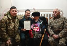 С вековым юбилеем фронтовика Рахымжана Мамралиева поздравили военнослужащие