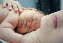 Женщина родила в небе над Гренландией