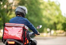 Алматинец пытался схватить курьера за интимное место