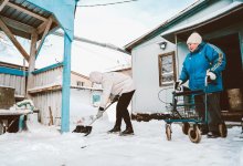 Волонтеры “Жастар Рухы” помогли ветеранам и пенсионерам расчистить дворы от снега
