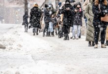 Сотни людей перекрыли дорогу в Уральске