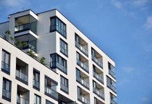 Мужчина справил нужду на балконе ЖК в Алматы