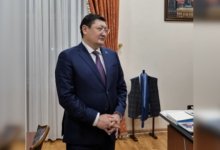 “Бірге кітап оқиық”: Берик Уали принял участие в книжном челлендже