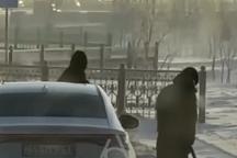 Астанчане устроили туалет на проезжей части