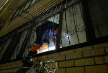 В Абайской области мать оказалась запертой на балконе, а ее двухлетний ребенок — в квартире