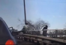 Девушка собралась прыгать с моста в Уральске