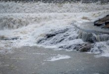 Видео с огромным потоком воды из дамбы напугало жителей ЗКО
