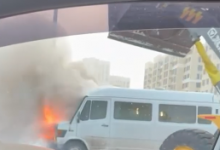 Водитель погрузчика снегом тушил горящий автомобиль в Астане (ВИДЕО)