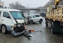 Водителя микроавтобуса зажало при ДТП в Алматы