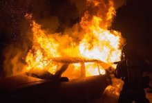 Горевший автомобиль вынудил спасателей действовать быстро