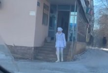 Жительница Актобе в образе Снегурочки стала звездой интернета