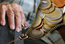 Сотрудница банка защитила клиентку от мошенников