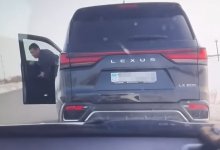 Водитель с блатным номером обматерил костанайских полицейских и уехал