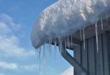 Упавшие с крыши ледяные глыбы повредили несколько авто в Актау