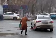 Женщина с ножом набросилась на авто в районе рынка в Атырау