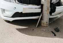 Автомобиль врезался в опору освещения в Актау
