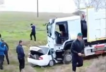 Грузовик помял всмятку легковушку на трассе на юге Казахстана