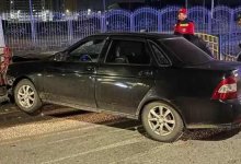 Автомобиль врезался в ограждение и столб в Семее