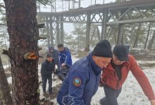 Травмированного мужчину спасли в горах Щучинска