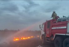 Костанайская область в огне: спасателям помогают вертолет и пожарный поезд