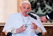 Папа Франциск неожиданно появился на мессе в Ватикане после болезни
